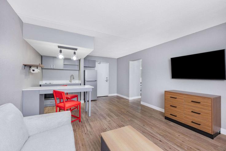 Wichita WichitaのBuilding West Kellogg Avenue - wyndham - 1689018のアパートメントにある、モダンな家具を備えたエレガントなデザインのリビングルーム Wichita WichitaのBuilding West Kellogg Avenue - wyndham - 1689018のアパートメントにある、モダンな家具を備えたエレガントなデザインのリビングルーム