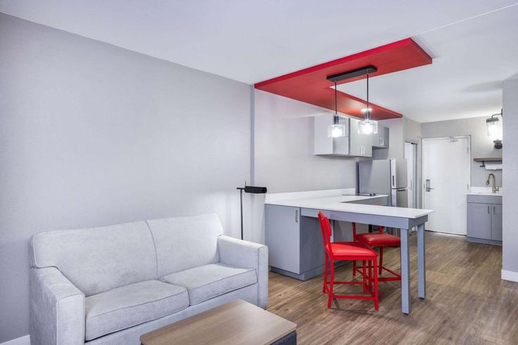 Wichita WichitaのBuilding West Kellogg Avenue - wyndham - 1666833のアパートメントにある、モダンな家具を備えたエレガントなデザインのリビングルーム Wichita WichitaのBuilding West Kellogg Avenue - wyndham - 1666833のアパートメントにある、モダンな家具を備えたエレガントなデザインのリビングルーム