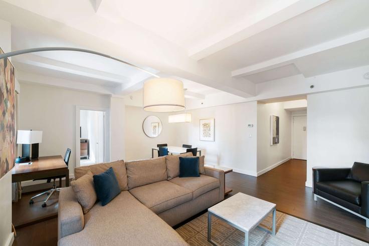 Manhattan, New York에 위치한 Building Mitchell Place - wyndham - 1642673 유닛의 세련된 인테리어가 돋보이는 거실 Manhattan, New York에 위치한 Building Mitchell Place - wyndham - 1642673 유닛의 세련된 인테리어가 돋보이는 거실