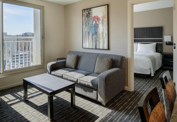 Elegant gestaltetes Wohnzimmer mit moderner Einrichtung in einer Wohnung im Building 1st Street Southeast - wyndham - 1686733 in Rochester, Rochester Elegant gestaltetes Wohnzimmer mit moderner Einrichtung in einer Wohnung im Building 1st Street Southeast - wyndham - 1686733 in Rochester, Rochester