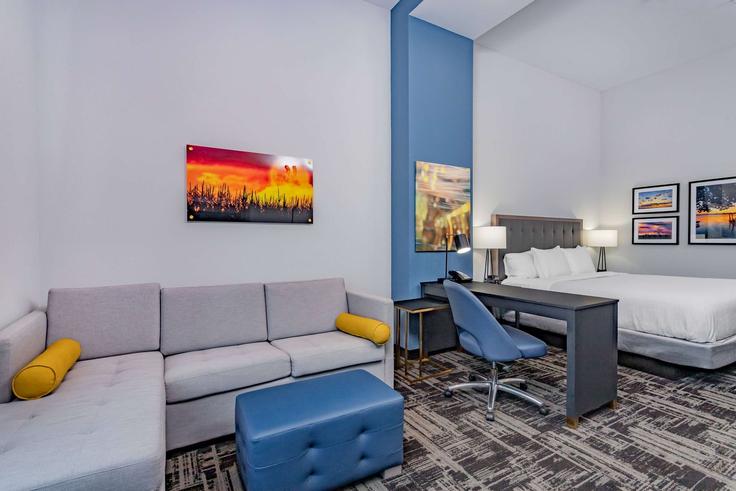Elegant gestaltetes Wohnzimmer mit moderner Einrichtung in einer Wohnung im Building State Highway 933 - wyndham - 1673519 in South Bend, South Bend