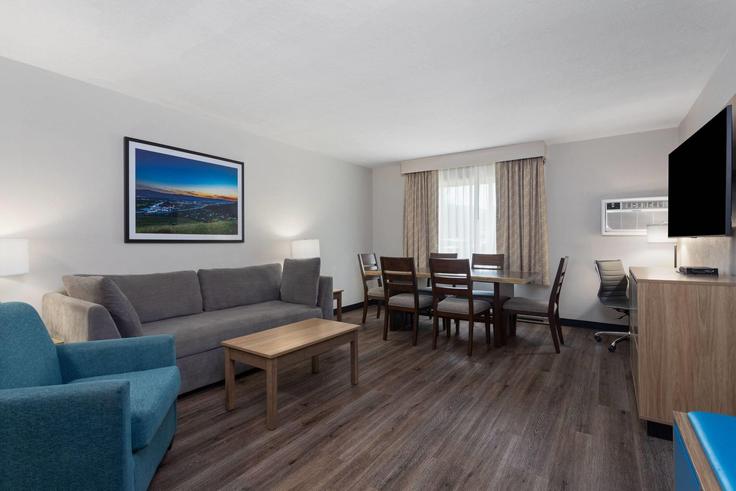 Elegante sala de estar con mobiliario moderno en un apartamento en Building East Broadway Street - wyndham - 1680054 en Missoula, Missoula Elegante sala de estar con mobiliario moderno en un apartamento en Building East Broadway Street - wyndham - 1680054 en Missoula, Missoula