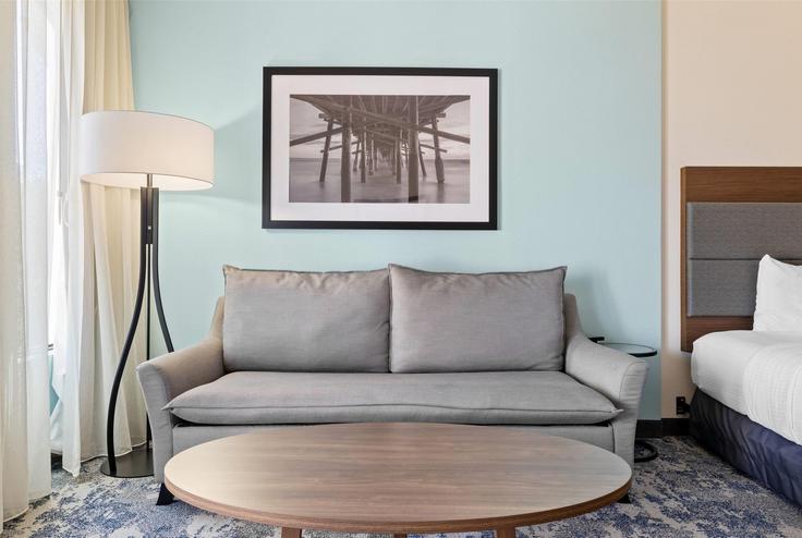 Salle de séjour élégante avec mobilier moderne dans un appartement à Building Second Street - wyndham - 1692662 à Santa Cruz, Santa Cruz Salle de séjour élégante avec mobilier moderne dans un appartement à Building Second Street - wyndham - 1692662 à Santa Cruz, Santa Cruz