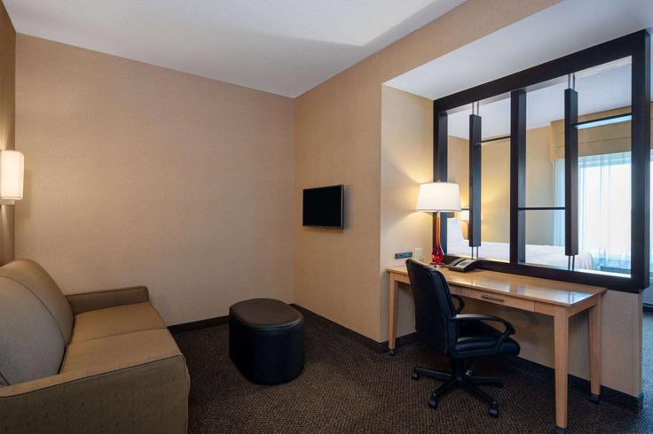 Elegante sala de estar con mobiliario moderno en un apartamento en Building Tegler Drive - wyndham - 1671959 en Noblesville, Noblesville Elegante sala de estar con mobiliario moderno en un apartamento en Building Tegler Drive - wyndham - 1671959 en Noblesville, Noblesville