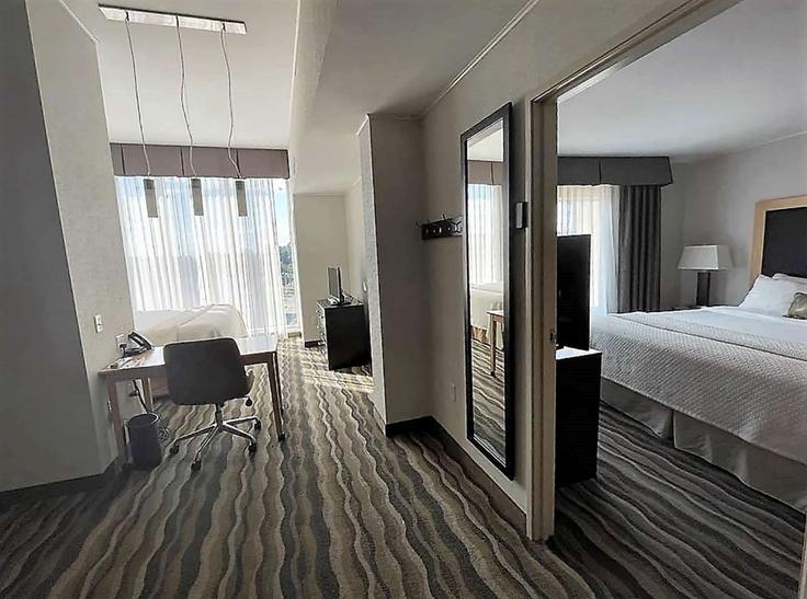 Sala de estar elegantemente projetada com móveis modernos em um apartamento no Building Ohio 254 - wyndham - 1682766 em Avon, Avon