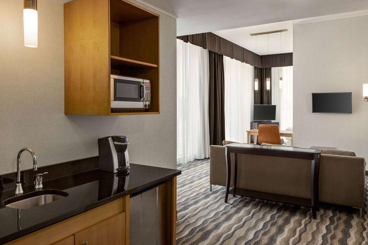 Sala de estar elegantemente projetada com móveis modernos em um apartamento no Building Ohio 254 - wyndham - 1683518 em Avon, Avon