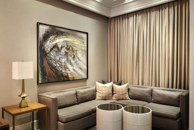 Elegant gestaltetes Wohnzimmer mit moderner Einrichtung in einer Wohnung im Building Calle Aquilino de la Guardia - wyndham - 1680445 in Panama City, Panama City