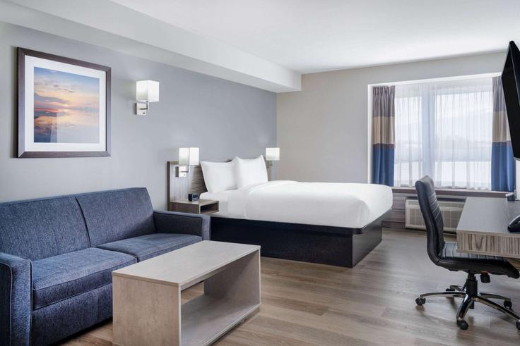 Elegant gestaltetes Wohnzimmer mit moderner Einrichtung in einer Wohnung im Building Huntmar Drive - wyndham - 1671549 in Kanata, Ottawa Elegant gestaltetes Wohnzimmer mit moderner Einrichtung in einer Wohnung im Building Huntmar Drive - wyndham - 1671549 in Kanata, Ottawa