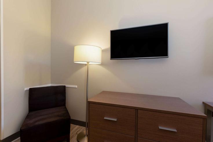 Elegant gestaltetes Wohnzimmer mit moderner Einrichtung in einer Wohnung im Building South Houston Avenue - wyndham - 1689781 in Tulsa, Tulsa Elegant gestaltetes Wohnzimmer mit moderner Einrichtung in einer Wohnung im Building South Houston Avenue - wyndham - 1689781 in Tulsa, Tulsa