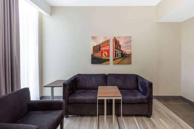 Elegant gestaltetes Wohnzimmer mit moderner Einrichtung in einer Wohnung im Building South Houston Avenue - wyndham - 1671837 in Tulsa, Tulsa
