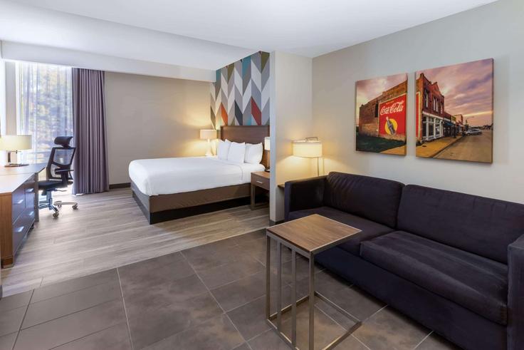 Elegant gestaltetes Wohnzimmer mit moderner Einrichtung in einer Wohnung im Building South Houston Avenue - wyndham - 1671768 in Tulsa, Tulsa Elegant gestaltetes Wohnzimmer mit moderner Einrichtung in einer Wohnung im Building South Houston Avenue - wyndham - 1671768 in Tulsa, Tulsa