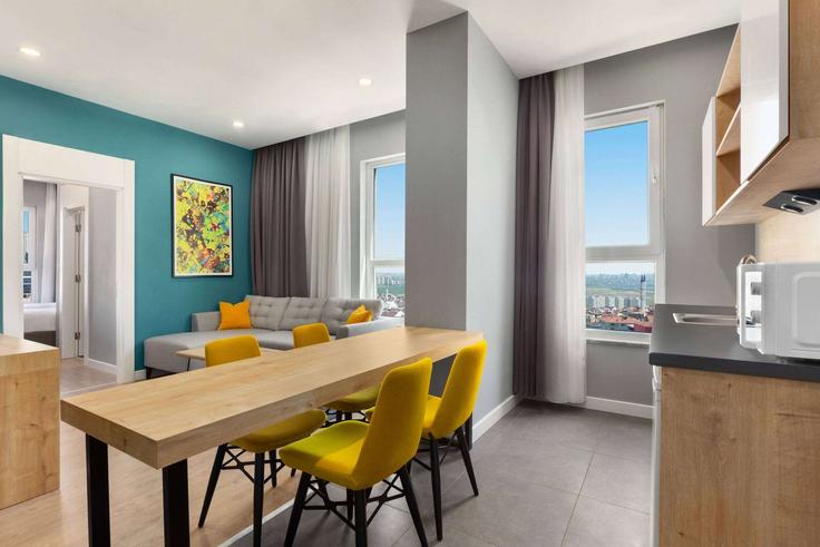 Elegant gestaltetes Wohnzimmer mit moderner Einrichtung in einer Wohnung im Building Adile Naşit Bulvarı - wyndham - 1676916 in Esenyurt, İstanbul