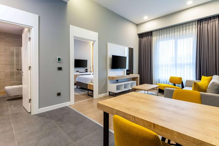Building Adile Naşit Bulvarı - wyndham - 1676908 adresindeki bir dairede modern mobilyalarla zarif bir şekilde tasarlanmış oturma odası Esenyurt, İstanbul