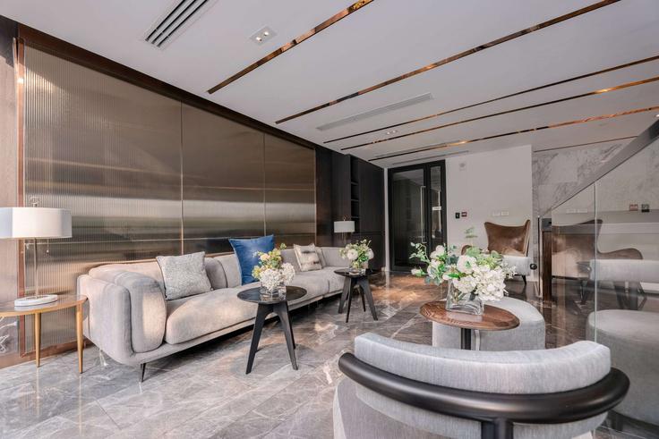 Elegant gestaltetes Wohnzimmer mit moderner Einrichtung in einer Wohnung im Building Thanon Ratchadaphisek - wyndham - 1680514 in Khlong Toei, Bangkok