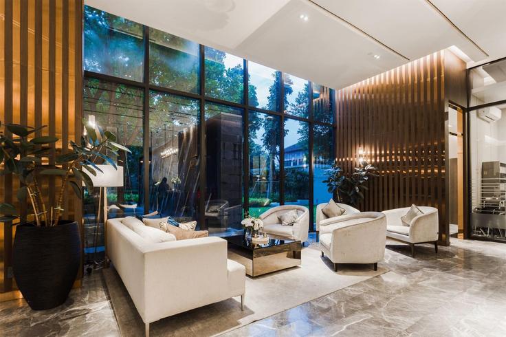 Building Thanon Ratchadaphisek - wyndham - 1680504 adresindeki bir dairede modern mobilyalarla zarif bir şekilde tasarlanmış oturma odası Khlong Toei, Bangkok