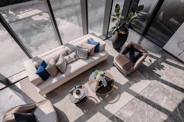 Elegant gestaltetes Wohnzimmer mit moderner Einrichtung in einer Wohnung im Building Thanon Ratchadaphisek - wyndham - 1680515 in Khlong Toei, Bangkok