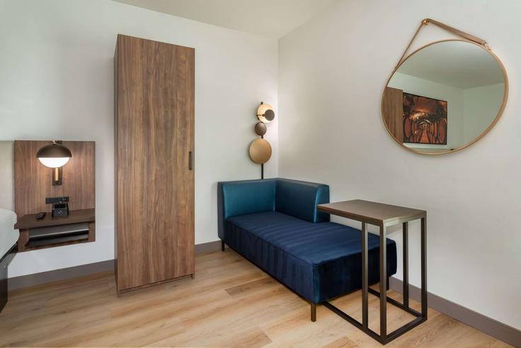 Salle de séjour élégante avec mobilier moderne dans un appartement à Building North Lincoln Way - wyndham - 1673985 à Galt, Galt Salle de séjour élégante avec mobilier moderne dans un appartement à Building North Lincoln Way - wyndham - 1673985 à Galt, Galt