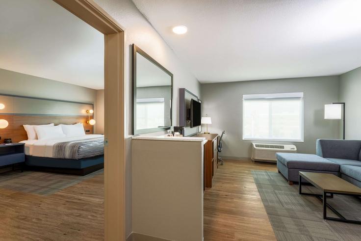 San Angelo, San Angelo에 위치한 Building Southwest Boulevard - wyndham - 1693480 유닛의 세련된 인테리어가 돋보이는 거실 San Angelo, San Angelo에 위치한 Building Southwest Boulevard - wyndham - 1693480 유닛의 세련된 인테리어가 돋보이는 거실