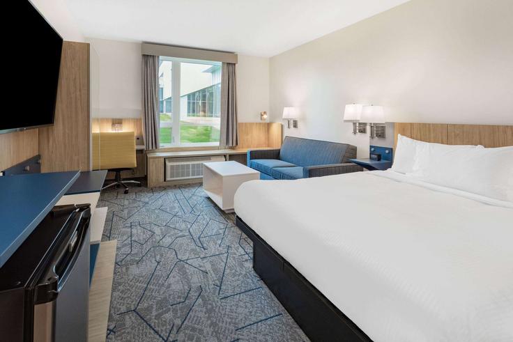 Salle de séjour élégante avec mobilier moderne dans un appartement à Building Notre Dame Street - wyndham - 1693304 à Summerside, Summerside