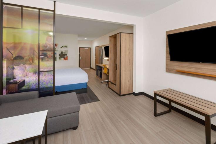 Elegant gestaltetes Wohnzimmer mit moderner Einrichtung in einer Wohnung im Building Joe Battle Boulevard - wyndham - 1687482 in El Paso, El Paso Elegant gestaltetes Wohnzimmer mit moderner Einrichtung in einer Wohnung im Building Joe Battle Boulevard - wyndham - 1687482 in El Paso, El Paso