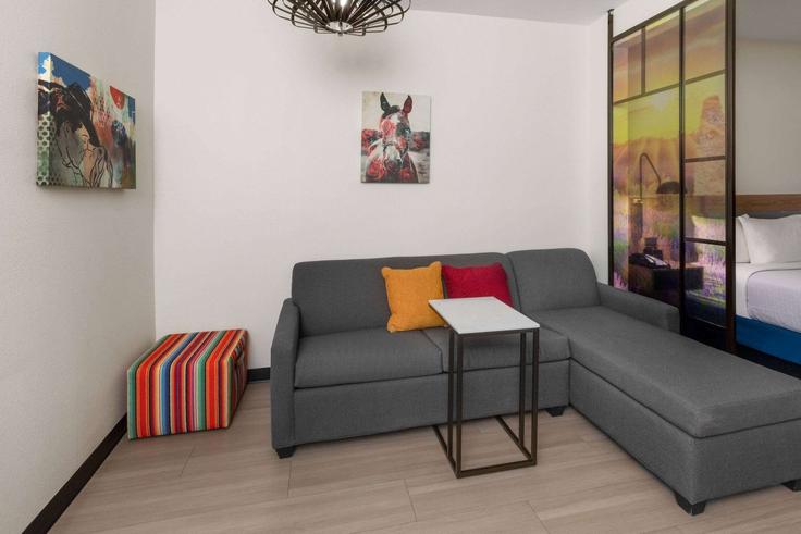 Elegant gestaltetes Wohnzimmer mit moderner Einrichtung in einer Wohnung im Building Joe Battle Boulevard - wyndham - 1690456 in El Paso, El Paso Elegant gestaltetes Wohnzimmer mit moderner Einrichtung in einer Wohnung im Building Joe Battle Boulevard - wyndham - 1690456 in El Paso, El Paso