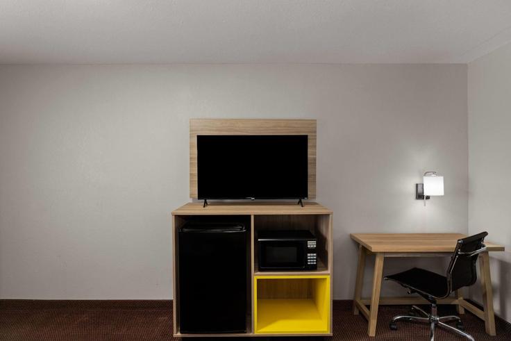 Pratt PrattのBuilding East 1st Street - wyndham - 1680071のアパートメントにある、モダンな家具を備えたエレガントなデザインのリビングルーム
