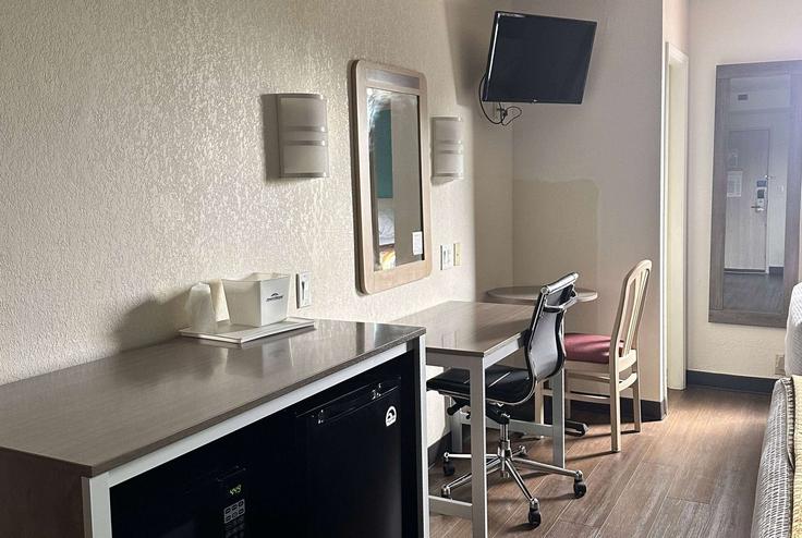 Elegant gestaltetes Wohnzimmer mit moderner Einrichtung in einer Wohnung im Building Holiday Drive - wyndham - 1682429 in Clarksville, Clarksville