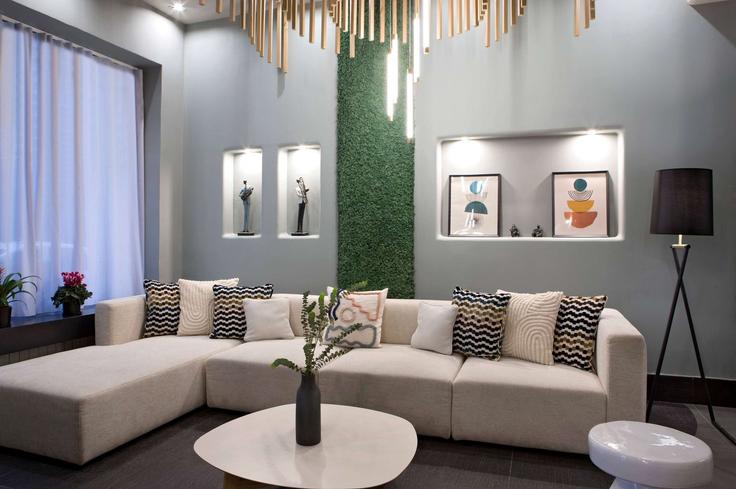 Sala de estar elegantemente projetada com móveis modernos em um apartamento no Building Strada Ion Brezoianu - wyndham - 1682353 em Bucharest, Bucharest Sala de estar elegantemente projetada com móveis modernos em um apartamento no Building Strada Ion Brezoianu - wyndham - 1682353 em Bucharest, Bucharest