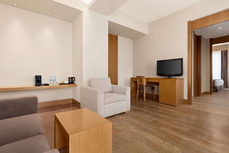 Stavroupoli, Thessaloniki에 위치한 Building Rodou - wyndham - 1688284 유닛의 세련된 인테리어가 돋보이는 거실 Stavroupoli, Thessaloniki에 위치한 Building Rodou - wyndham - 1688284 유닛의 세련된 인테리어가 돋보이는 거실