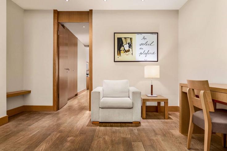 Stavroupoli, Thessaloniki에 위치한 Building Rodou - wyndham - 1681270 유닛의 세련된 인테리어가 돋보이는 거실 Stavroupoli, Thessaloniki에 위치한 Building Rodou - wyndham - 1681270 유닛의 세련된 인테리어가 돋보이는 거실