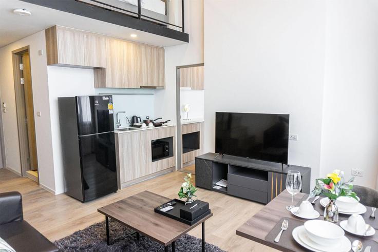 Elegant gestaltetes Wohnzimmer mit moderner Einrichtung in einer Wohnung im Building Soi Sukhumvit 87 - wyndham - 1693609 in Phra Khanong, Bangkok