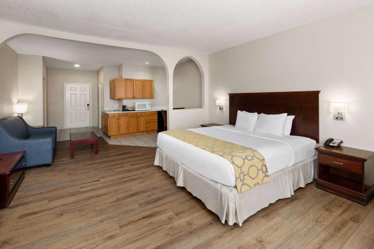 Building Northwest Freeway - wyndham - 1681740 adresindeki bir dairede modern mobilyalarla zarif bir şekilde tasarlanmış oturma odası Houston, Houston