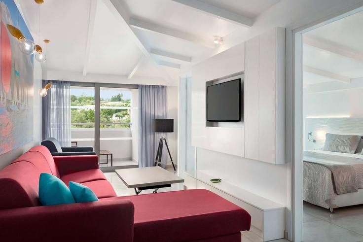 Salle de séjour élégante avec mobilier moderne dans un appartement à Building Dassia - wyndham - 1685595 à Dassia, Corfu