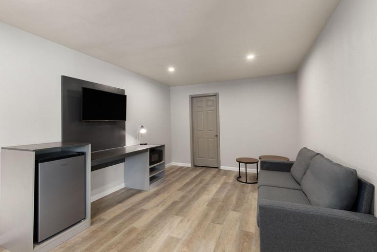 Sala de estar elegantemente projetada com móveis modernos em um apartamento no Building Ross Clark Circle - wyndham - 1678930 em Dothan, Dothan Sala de estar elegantemente projetada com móveis modernos em um apartamento no Building Ross Clark Circle - wyndham - 1678930 em Dothan, Dothan