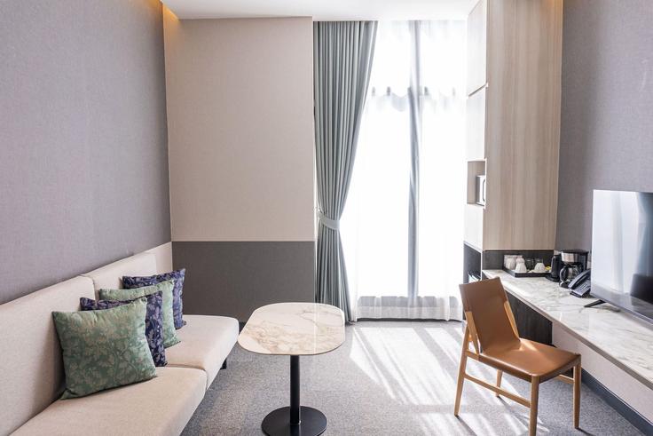 Bangkok Khlong ToeiのBuilding Sukhumvit Road - wyndham - 1688823のアパートメントにある、モダンな家具を備えたエレガントなデザインのリビングルーム Bangkok Khlong ToeiのBuilding Sukhumvit Road - wyndham - 1688823のアパートメントにある、モダンな家具を備えたエレガントなデザインのリビングルーム