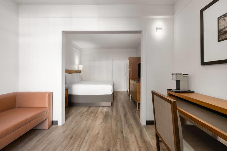 Sala de estar elegantemente projetada com móveis modernos em um apartamento no Building Camino del Rio South - wyndham - 1646736 em San Diego, San Diego Sala de estar elegantemente projetada com móveis modernos em um apartamento no Building Camino del Rio South - wyndham - 1646736 em San Diego, San Diego