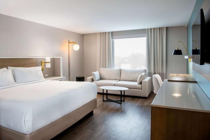 Elegante sala de estar con mobiliario moderno en un apartamento en Building Kensington Street - wyndham - 1683994 en Winnipeg, Winnipeg