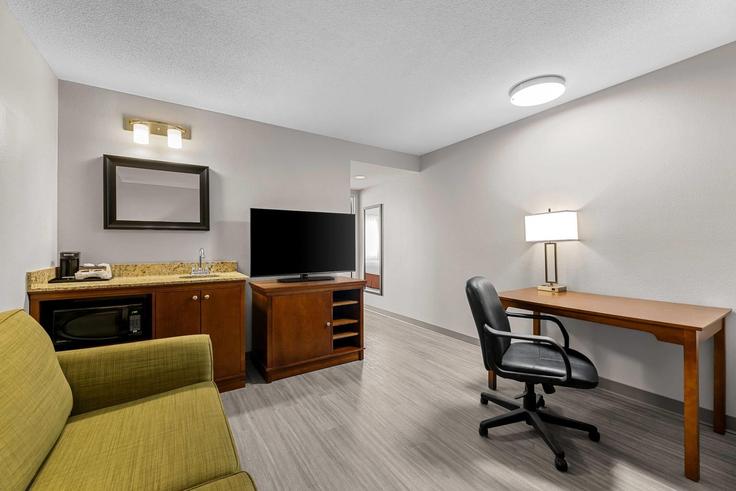 Salle de séjour élégante avec mobilier moderne dans un appartement à Building Eastgate Bay - wyndham - 1682122 à Regina, Regina