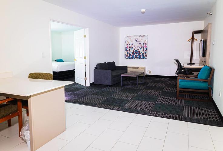 Elegante sala de estar con mobiliario moderno en un apartamento en Building Georgia 21 - wyndham - 1681316 en Port Wentworth, Port Wentworth Elegante sala de estar con mobiliario moderno en un apartamento en Building Georgia 21 - wyndham - 1681316 en Port Wentworth, Port Wentworth