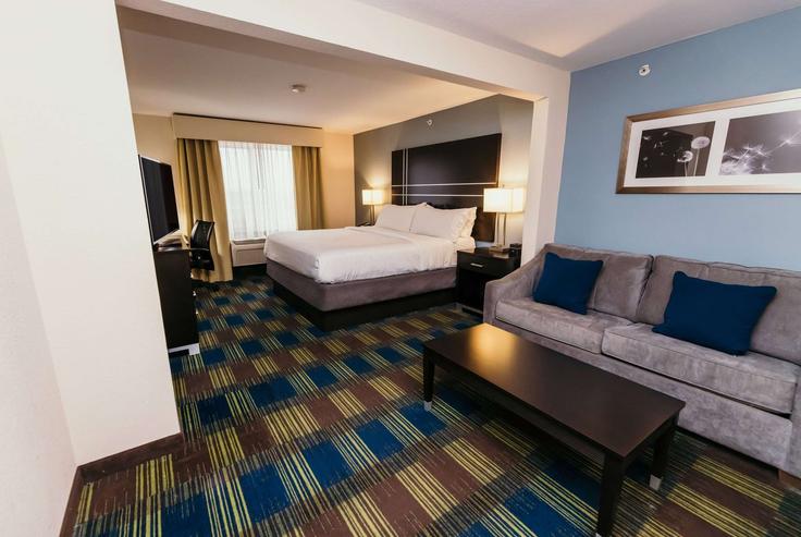 Sala de estar elegantemente projetada com móveis modernos em um apartamento no Building Southeast Tones Drive - wyndham - 1691679 em Ankeny, Ankeny
