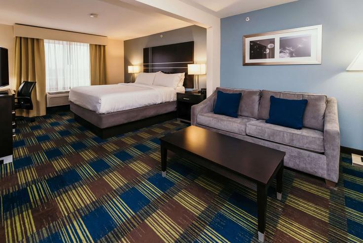 Elegant gestaltetes Wohnzimmer mit moderner Einrichtung in einer Wohnung im Building Southeast Tones Drive - wyndham - 1684763 in Ankeny, Ankeny Elegant gestaltetes Wohnzimmer mit moderner Einrichtung in einer Wohnung im Building Southeast Tones Drive - wyndham - 1684763 in Ankeny, Ankeny