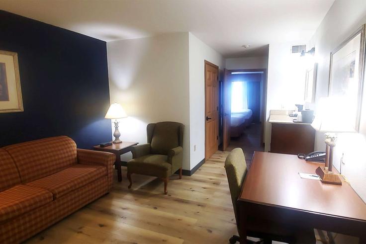 Elegant gestaltetes Wohnzimmer mit moderner Einrichtung in einer Wohnung im Building Patriot Boulevard - wyndham - 1683443 in Youngstown, Youngstown