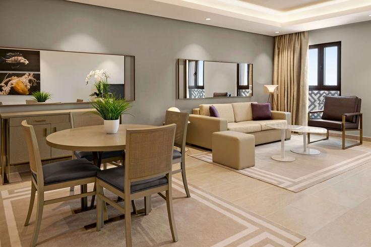 Elegante sala de estar con mobiliario moderno en un apartamento en Building Crescent Road - wyndham - 1646402 en Nakhlat Jumeira, Dubai Elegante sala de estar con mobiliario moderno en un apartamento en Building Crescent Road - wyndham - 1646402 en Nakhlat Jumeira, Dubai