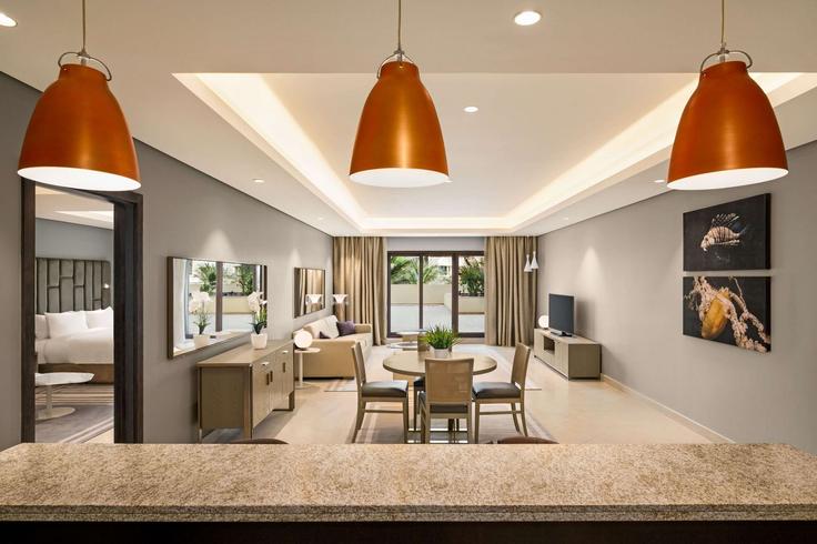 Elegante sala de estar con mobiliario moderno en un apartamento en Building Crescent Road - wyndham - 1646646 en Nakhlat Jumeira, Dubai Elegante sala de estar con mobiliario moderno en un apartamento en Building Crescent Road - wyndham - 1646646 en Nakhlat Jumeira, Dubai