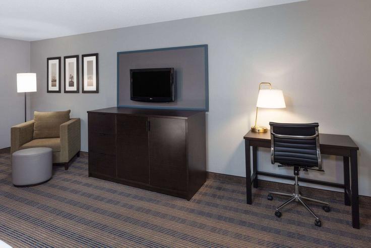 Salle de séjour élégante avec mobilier moderne dans un appartement à Building North Lindbergh Drive - wyndham - 1666947 à Peoria, Peoria Salle de séjour élégante avec mobilier moderne dans un appartement à Building North Lindbergh Drive - wyndham - 1666947 à Peoria, Peoria