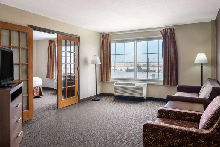 Cedar Rapids, Cedar Rapids에 위치한 Building 1st Avenue Southeast - wyndham - 1668528 유닛의 세련된 인테리어가 돋보이는 거실