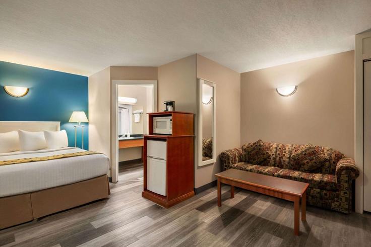 Sala de estar elegantemente projetada com móveis modernos em um apartamento no Building Carmichael Lane - wyndham - 1672900 em Hinton, Hinton Sala de estar elegantemente projetada com móveis modernos em um apartamento no Building Carmichael Lane - wyndham - 1672900 em Hinton, Hinton