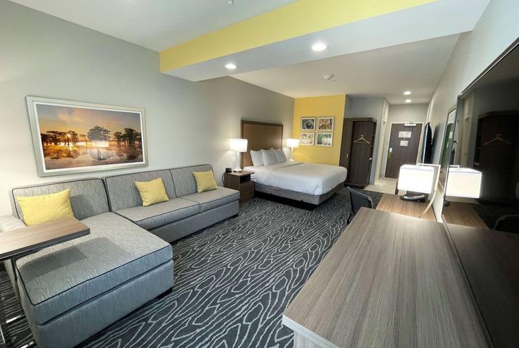 Elegant gestaltetes Wohnzimmer mit moderner Einrichtung in einer Wohnung im Building North Valdosta Road - wyndham - 1687298 in Valdosta, Valdosta Elegant gestaltetes Wohnzimmer mit moderner Einrichtung in einer Wohnung im Building North Valdosta Road - wyndham - 1687298 in Valdosta, Valdosta