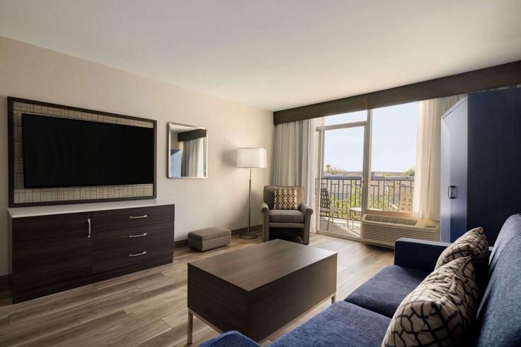 Tempe TempeのBuilding South 52nd Street - wyndham - 1678705のアパートメントにある、モダンな家具を備えたエレガントなデザインのリビングルーム Tempe TempeのBuilding South 52nd Street - wyndham - 1678705のアパートメントにある、モダンな家具を備えたエレガントなデザインのリビングルーム