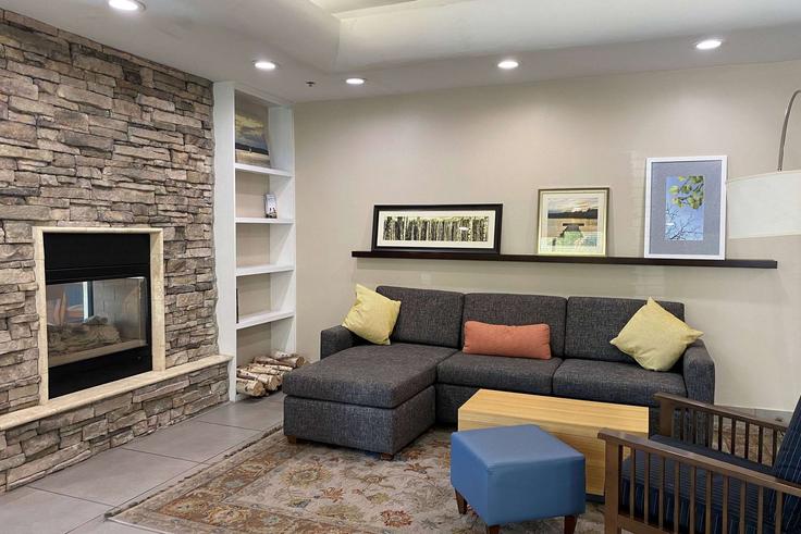 Elegant gestaltetes Wohnzimmer mit moderner Einrichtung in einer Wohnung im Building West Chandler Boulevard - wyndham - 1686136 in Chandler, Chandler Elegant gestaltetes Wohnzimmer mit moderner Einrichtung in einer Wohnung im Building West Chandler Boulevard - wyndham - 1686136 in Chandler, Chandler